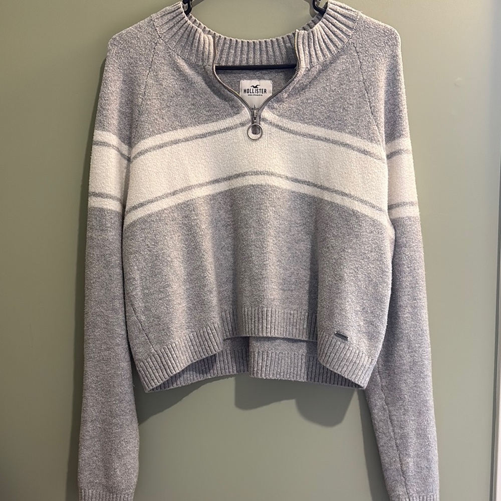 Hollister Women's Gray and White Sweater